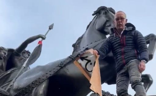 Англичанин залез на статую и очистил ее от “палестинского мира”