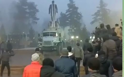 В Казахстане начали сносить памятники Назарбаеву