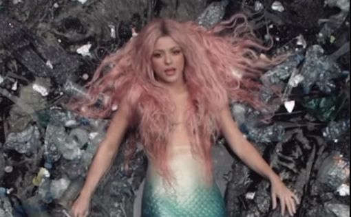 Шакира в образе русалки перепугалась на съемках клипа: забавное видео