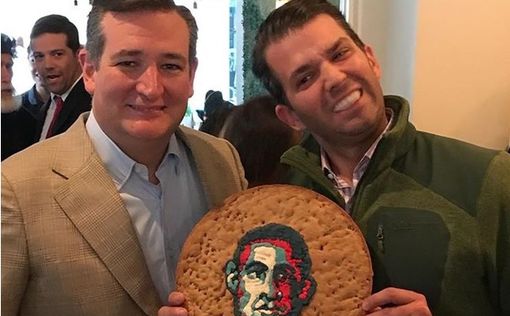 Трампу-младшему подарили огромное печенье с портретом Обамы