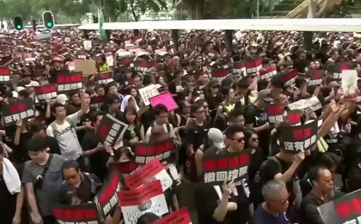 Тысячи жителей Гонконга требуют отставки главы администрации