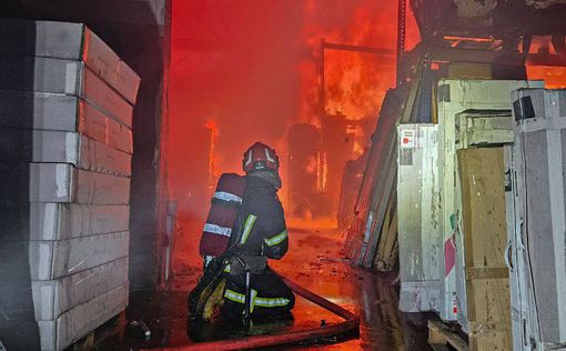 После ночной бомбежки во Львове начался мощный пожар: есть жертвы