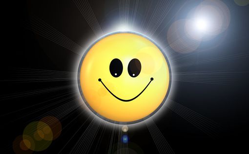 НАСА опубликовало изображение "улыбающегося" Солнца
