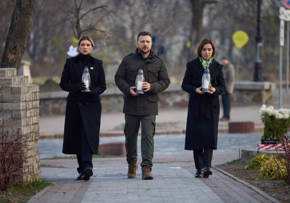 Чета Зеленских и Санду почтили память погибших героев Революции Достоинства | Фото: president.gov.ua