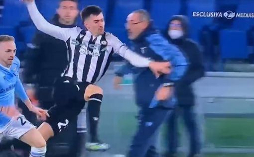 Футболист нокаутировал тренера "Лацио": момент попал на видео