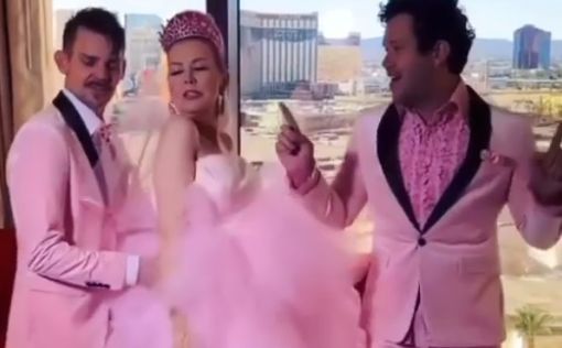 Девушка устроила "самую розовую свадьбу" в мире