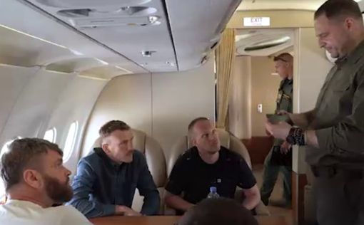Зеленский показал первое фото из самолета с защитниками "Азовстали"