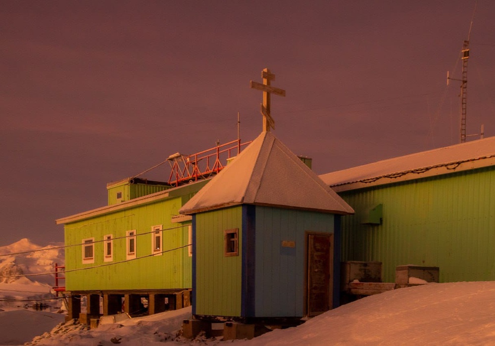 Полярная станция "Академик Вернадский" встречает зимние рассветы. Фото