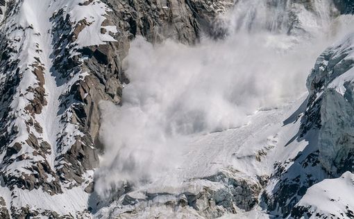 Лавина во французских Альпах: четверо туристов погибли, еще двое ранены