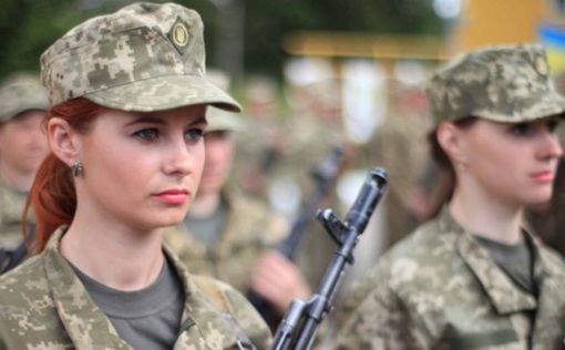 Военнообязанным украинкам нельзя будет выезжать за границу во время войны