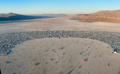 Фестиваль Burning Man у пустелі Невади накрило зливами: відвідувачі заблоковані