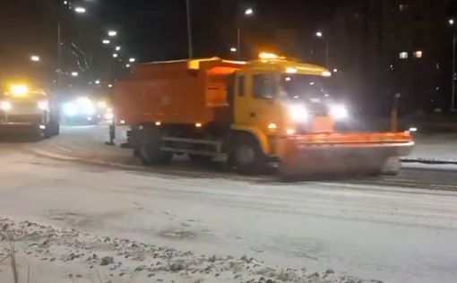 Киев от ночной метелицы "откапывали" сотни единиц техники и людей