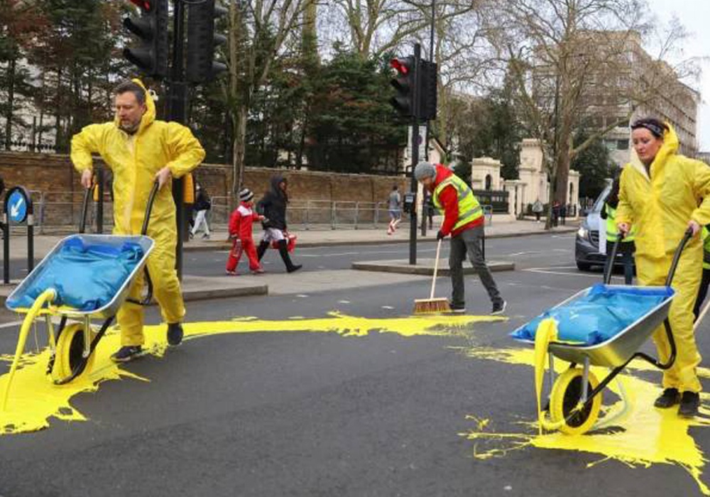 Дорога к посольству РФ в Лондоне стала сине-желтой. Фото