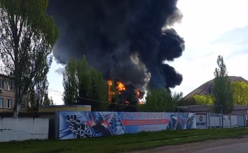 В Макеевке от мощного взрыва загорелась нефтебаза