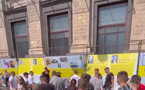 На параде в Киеве мужчина пытался совершить акт самосожжения