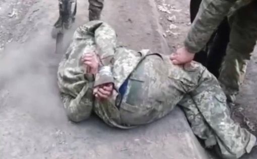 Россияне продолжают издеваться над украинским военнопленными. Видео