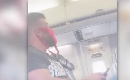 Пассажира выгнали из самолета за женское белье на лице вместо маски