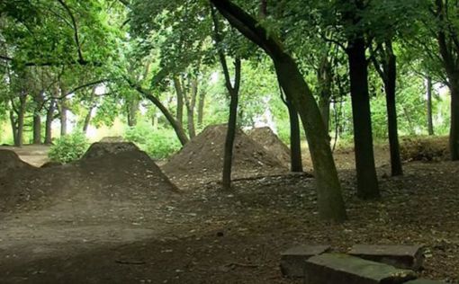 На еврейском кладбище в Ровно устроили велопарк