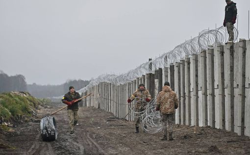 На севере Украины в это время возводят стену на границе с Беларусью