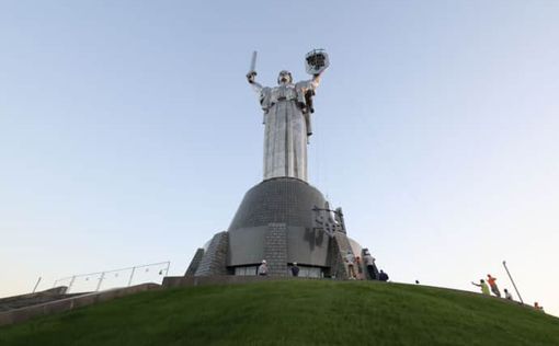 На монумент "Родина-мать" начали устанавливать Герб Украины. Фото, видео