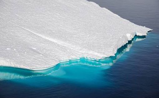 Судно Attenborough встретило огромный айсберг