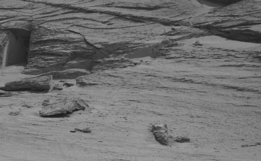 На Марсе нашли загадочную "дверь" | Фото: NASA