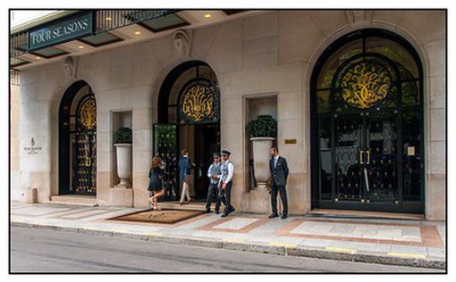 В Париже ограбили знаменитый отель George V | Фото: AFP