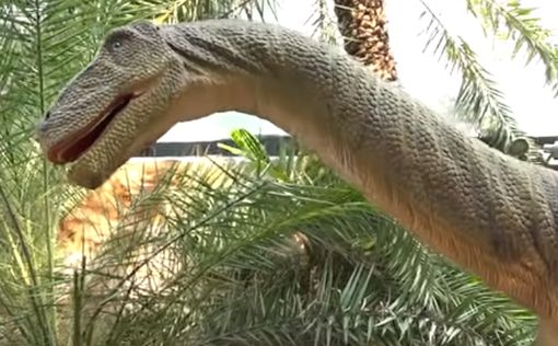 В Испании мужчина умер внутри статуи динозавра