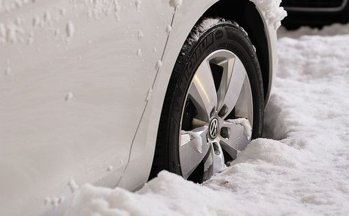 Киев заваливает снегом: водителей просят не выезжать