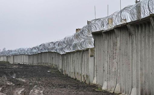 Кадр дня. Кипит работа на границе – возводят стену с Беларусью и РФ