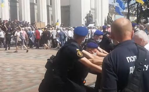 Ветераны МВД устроили стычки с полицией под Верховной Радой