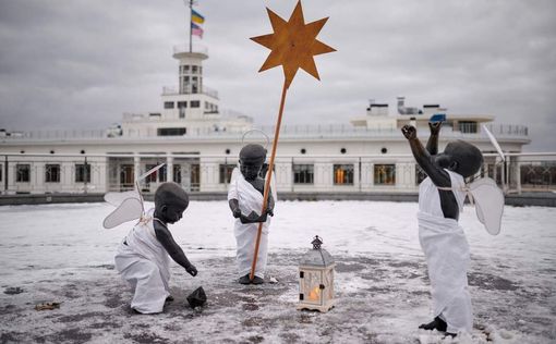 Малюків-символів Києва переодягнули до Різдва. Фото