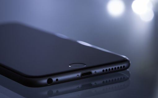 Синє світло дисплеїв смартфонів впливає на статеве дозрівання - дослідження