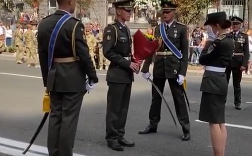На параде в Киеве военный сделал предложение возлюбленной