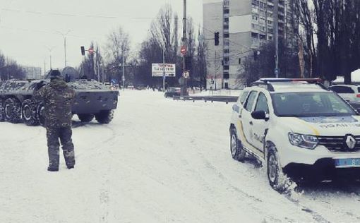 Ситуация в Киеве ухудшается: по городу разъезжает БТР