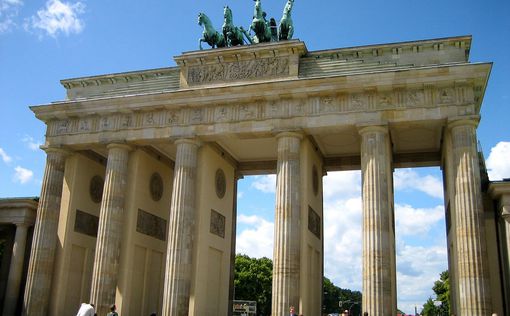 "Климатический" вандализм: в  Берлине облили краской Бранденбургские ворота