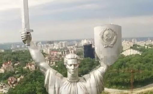 В Киеве демонтируют герб СССР с монумента "Родина-мать"