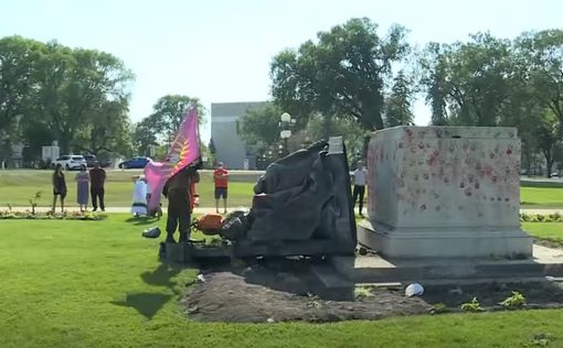 В Канаде протестующие разрушили памятники королевам
