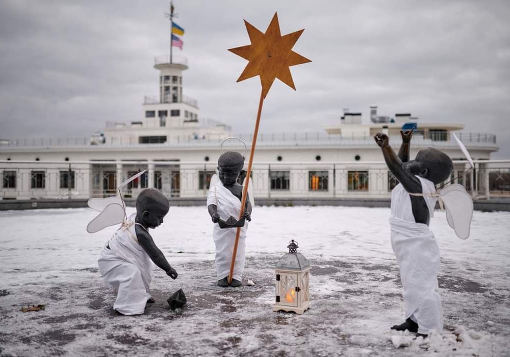 Малюків-символів Києва переодягнули до Різдва. Фото