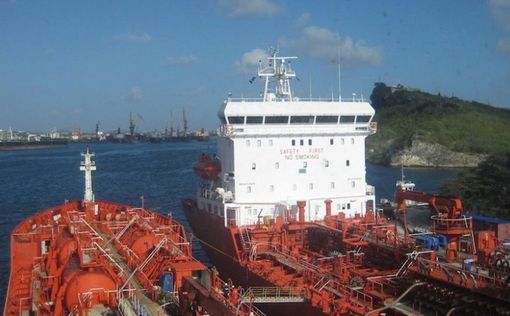 Пираты напали на танкер с украинцами: похищено 15 моряков