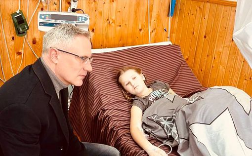 Посол Израиля посетил раненую в Чернигове девочку