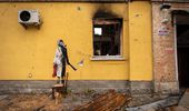 Фото дня. Разбомбленная, но не сломленная: Украина глазами Бенкси | Фото 1