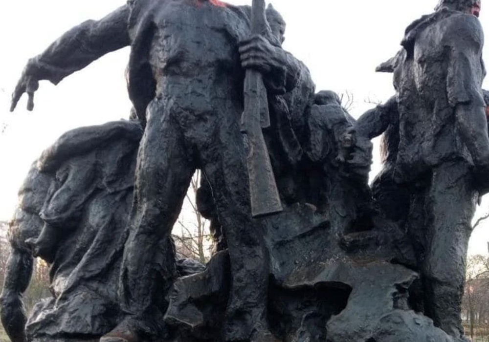 Декоммунизация в Киеве: бронепоезд "Таращанец" переехал в музей. Фото