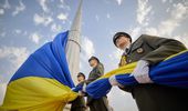 Фото дня: Украина подняла сине-желтый флаг | Фото 12