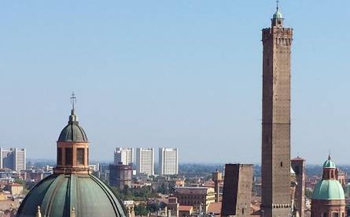 Башня в Болонье может рухнуть
