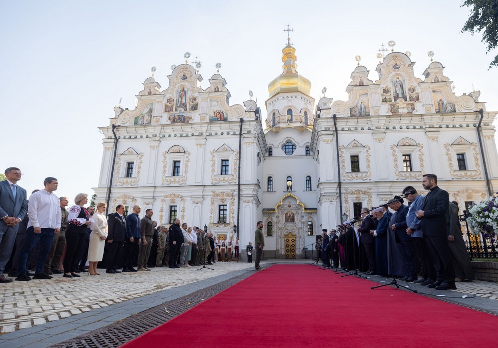 Зеленский поздравил с Днем Крещения Руси-Украины и помолился в Лавре. Фото