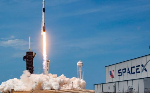 Команда SpaceX "застряла" в подгузниках