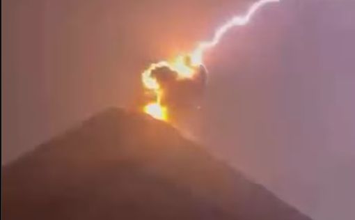 Відео дня: удар блискавки у вулкан у Гватемалі