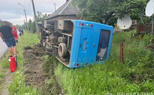ДТП на Закарпатье: перевернулся пассажирский автобус, 11 травмированных. Фото