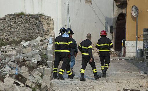 В Турции спасли отца и дочь после 8-дневного пребывания под завалами